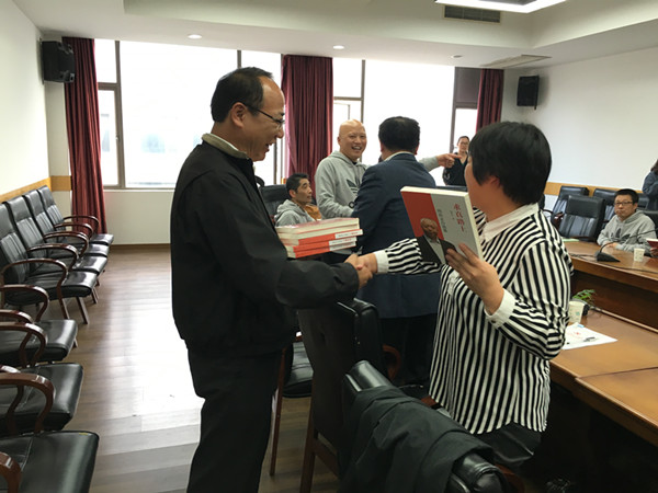 政治学系党委向与会人员赠送周尚文先生自选集《求真路上》